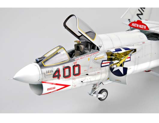 Trumpeter 1/32 02272 F-8E Crusader 
