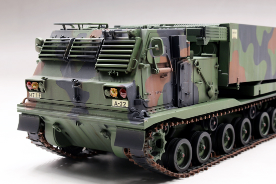 Trumpeter 01049 1//35 M270//A1 Multiple Launch Rocket System Military Model Kit