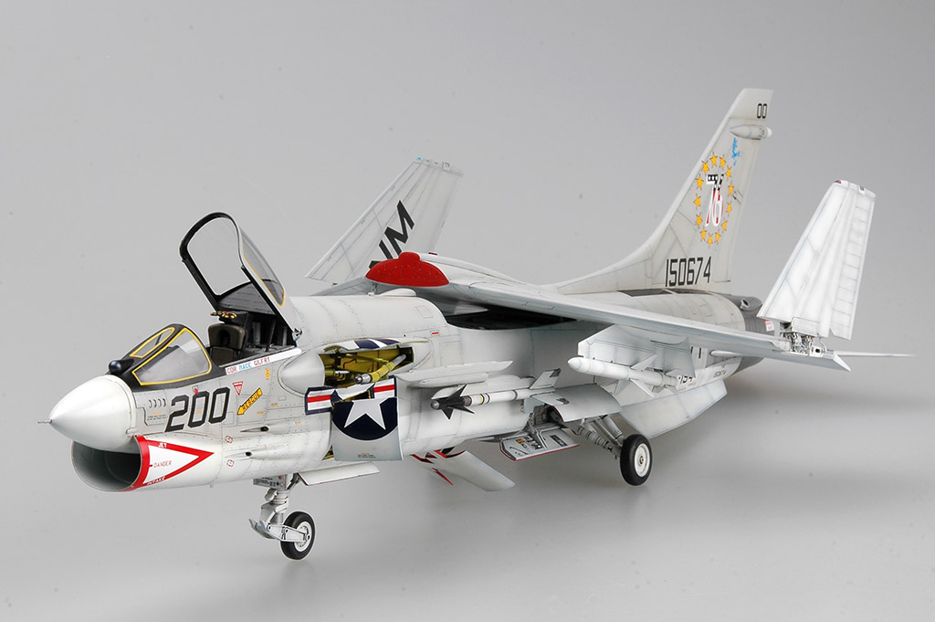 トランペッター　1/32 F-8J CRUSADER Amazon.co.jp: Trumpeter 1/32 °F – 8J Crusader : Hobbies