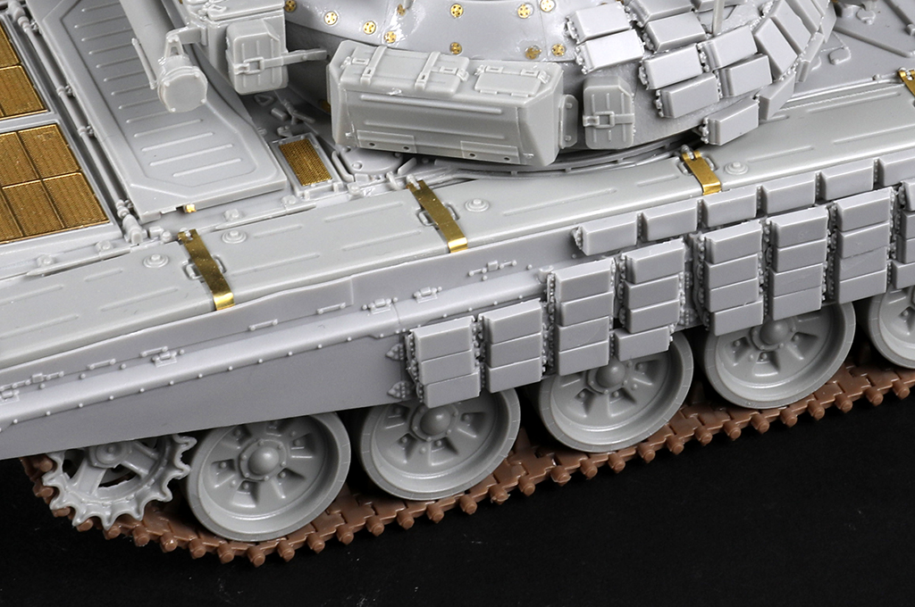 TRP09609 1:35 Trumpeter Russian T-72B1 with KTM-6 & Grating