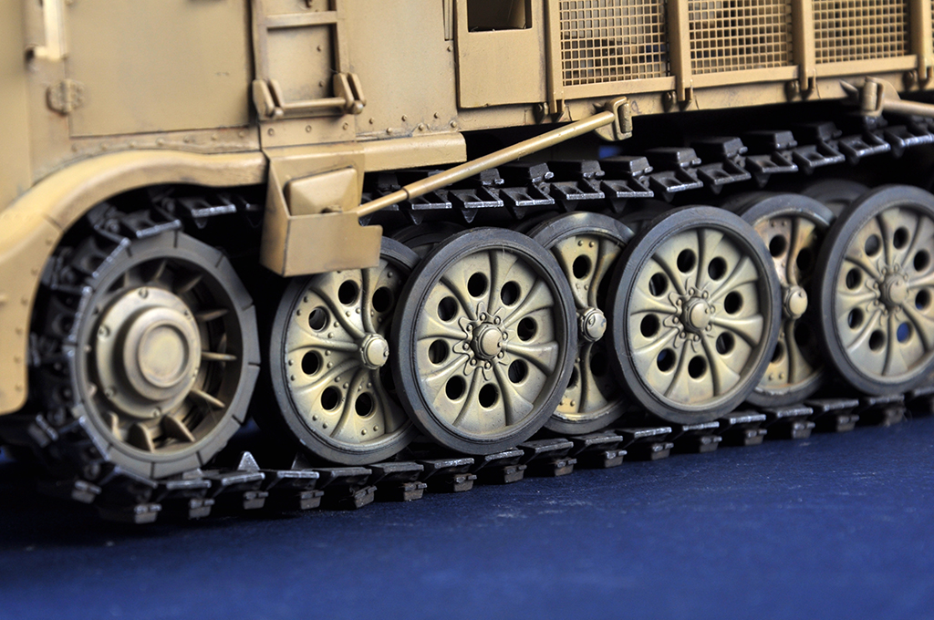 Schwerer Zugkraftwagen 18 t with 8.8cm Flak 09577-1/35